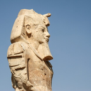 Αίγυπτος: Οι «Κολοσσοί του Μέμνονα» στέκουν και πάλι αγέρωχοι στο Λούξορ 