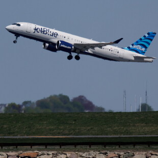 Πιλότος απέφυγε «παραλίγο σύγκρουση» με στρατιωτικό αεροσκάφος των ΗΠΑ κοντά στη Βενεζουέλα