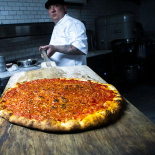 H πιο εκκεντρική πίτσα ψήνεται στο Μπρούκλιν 