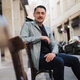 Ο takis ξεκίνησε από το Κιάτο και έφτασε στα κορυφαία θέατρα του κόσμου