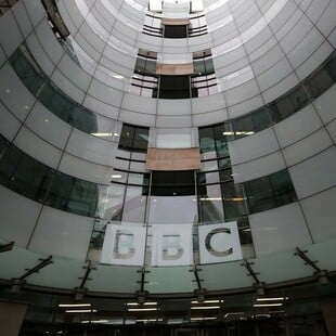 Το BBC καλά κάνει και δεν υποχωρεί μπροστά στον Τραμπ, δηλώνει Βρετανός υπουργός