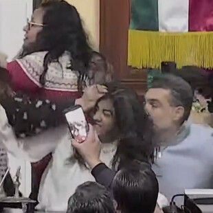 Μεξικό: Πιάστηκαν στα χέρια μέσα στη Βουλή - Σπρωξιές, χαστούκια και τραβήγματα μαλλιών σε live μετάδοση