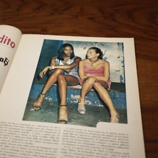 Ξαπλώσου στο ταξί. Από τον Στάθη Τσαγκαρουσιάνο