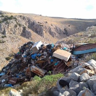 Ύδρα: Μια χωματερή κόντρα στον πολιτισμό και στην ιστορία του νησιού