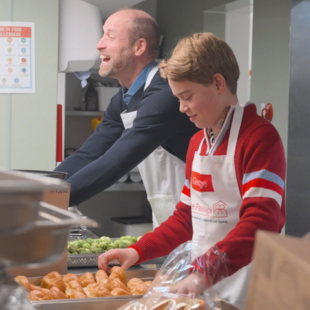 Ο πίγκιπας Ουίλιαμ με τον γιο του Τζορτζ προετοιμάζουν γεύματα για τους άστεγους στο Λονδίνο