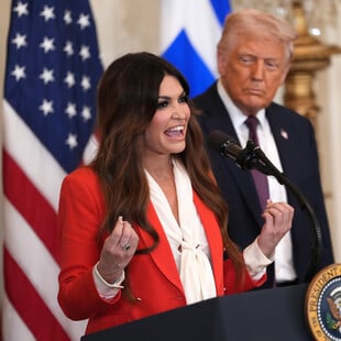 Η Κίμπερλι Γκιλφόιλ και οι άλλοι «απόστολοι του MAGA» στην Ευρώπη 