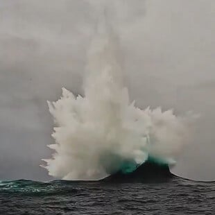 «Pincer attack»: Καταγράφηκε σπάνιο κύμα-δαγκάνα στα νερά της Αυστραλίας