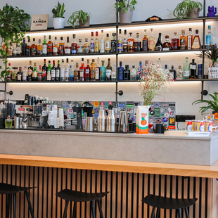 Commune: Specialty καφές, premium ποτά και μια συλλογή από βινύλια σε ένα νέο υβριδικό στέκι