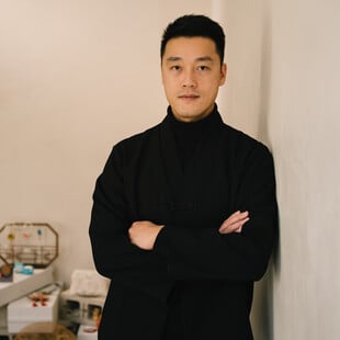 Leo Zhu: «Μου κάνει τρομερά μεγάλη εντύπωση η ανοχή των Ελλήνων απέναντι στη γραφειοκρατία. Το βρίσκω σουρεαλιστικό!»