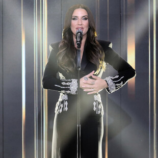 Ιουλία Καλλιμάνη: Θαμώνας της πέταξε λουλούδια με νερό στο πρόσωπο επί σκηνής