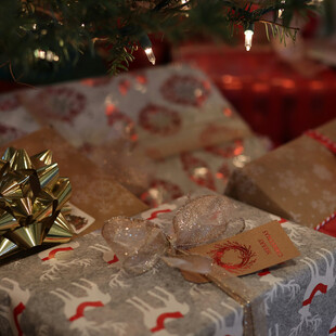 Χριστούγεννα χωρίς δώρα: Η μαγεία της ουσίας πάνω από τα υλικά αγαθά