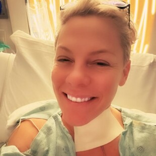 PINK ΤΡΑΓΟΥΔΙΣΤΡΙΑ ΠΡΩΤΟΧΡΟΝΙΑ ΝΟΣΟΚΟΜΕΙΟ