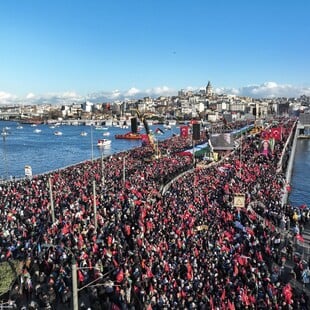 Τουρκία: Εκατοντάδες χιλιάδες κόσμου διαδήλωσαν ανήμερα Πρωτοχρονιάς για τη Γάζα 