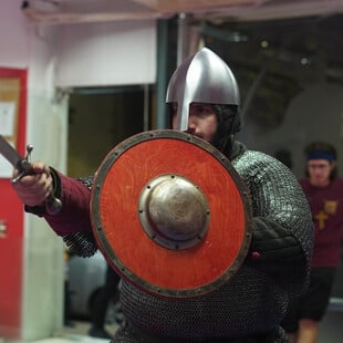 Ακαδημία «Λέοντες»: Ένα βράδυ στον Πειραιά με σπαθιά και βυζαντινές πανοπλίες