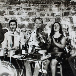 Παίζοντας βιολί στα πανηγύρια στα χωριά τα ’60s, προτού έρθουν οι φίρμες 