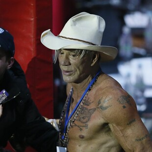 Αγνώριστος ο Μίκι Ρουρκ σε εμφάνιση μετά τα δημοσιεύματα για έξωση από το σπίτι του