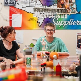 Ιδιοκτήτης, σερβιτόρος, μάγειρας 