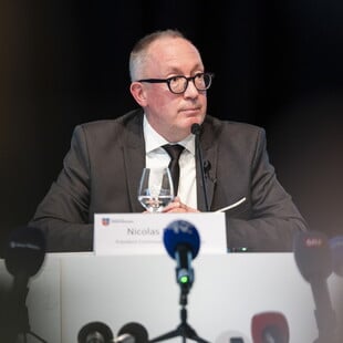 Ελβετία: Ο δήμαρχος του Crans-Montana παραδέχτηκε ότι το μπαρ δεν είχε ελεγχθεί τα τελευταία 5 χρόνια