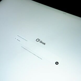 Grok: Συνεχίζεται η δημοσίευση εικόνων γυναικών και παιδιών με «ελάχιστο ρουχισμό» παρά τη δέσμευση για αναστολή λογαριασμών