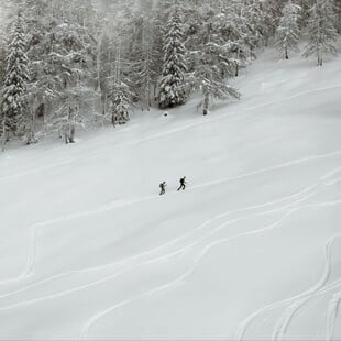 ΚΥΡΙΑΚΗ - Ένα κόκκινο pixel στο χιόνι: Πώς η τεχνητή νοημοσύνη έλυσε το μυστήριο ενός αγνοούμενου ορειβάτη