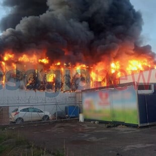 Κορωπί: Τέθηκε υπό έλεγχο η μεγάλη φωτιά - Καταστράφηκαν δύο αποθήκες του εργοστασίου