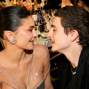 Χρυσές Σφαίρες: Το φιλί που αντάλλαξαν Timothée Chalamet και Kylie Jenner