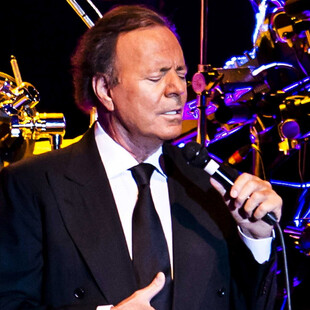 Χούλιο Ιγκλέσιας: Kατηγορείται ότι υποχρέωνε γυναίκες υπαλλήλους σε εξετάσεις σεξουαλικώς μεταδιδόμενων νοσημάτων