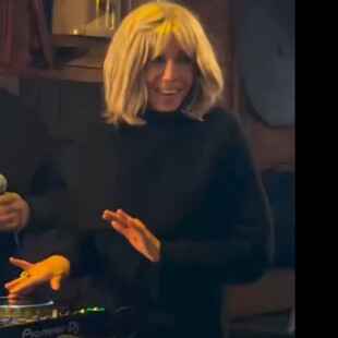 Η Μπριζίτ Μακρόν ανέλαβε τον ρόλο του DJ σε φιλανθρωπική εκδήλωση