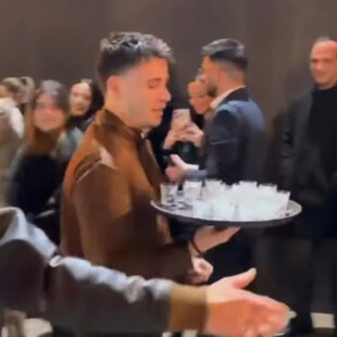 Γιώργος Μαζωνάκης: «Για να ζεσταθείτε» - Κέρασε σφηνάκια τον κόσμο έξω από το κέντρο που εμφανίζεται