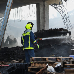 Φωτιά στο Μενίδι: Καταστράφηκε ολοσχερώς το εργοστάσιο - Ζημιές και σε διπλανά κτίρια
