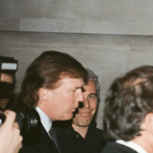 Ουάσινγκτον: Ένα αντίγραφο ύψους τριών μέτρων της φερόμενης κάρτας γενεθλίων του Τραμπ προς τον Έπσταϊν εμφανίστηκε σε πάρκο