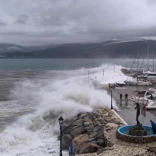 Παράλιο Άστρος: Η στιγμή που τεράστια κύματα παρασύρουν τον λιμενικό 