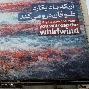 «Θα θερίσετε θύελλα»: Γιγάντια τοιχογραφία στην Τεχεράνη προειδοποιεί για αντίποινα αν οι ΗΠΑ πλήξουν το Ιράν