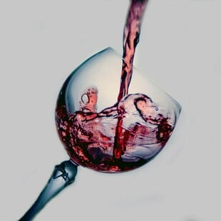 Πίνουμε λιγότερο κρασί επειδή είμαστε πιο μόνοι