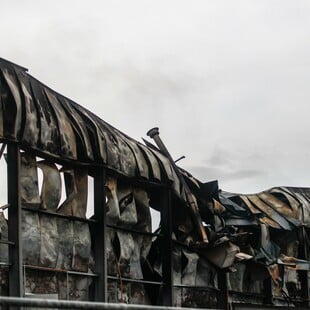 Έκρηξη στη Βιολάντα: Νέο βίντεο από τη φονική έκρηξη - Ακόμα «καπνίζει» το εργοστάσιο 30 ώρες μετά