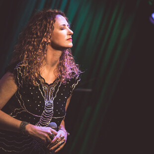 H Μιράντα Βερούλη στη σκηνή του Theatre of the NO με ρυθμούς και μελωδίες της Βραζιλίας