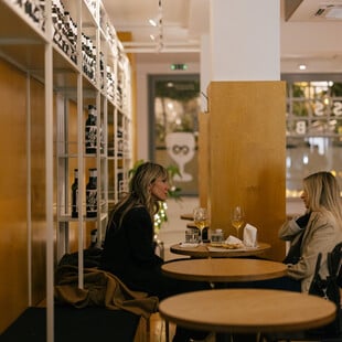 «Philip Glass»: Ένα wine bar χωμένο στην Πανόρμου