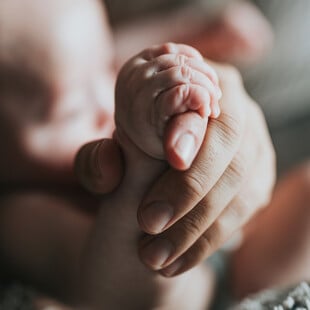 Καλλιθέα: Τάισαν το βρέφος στις 3 το βράδυ και στις 6 το πρωί το βρήκαν νεκρό, υποστηρίζουν οι γονείς