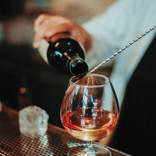 Upupa Epops the Bar: Ένα χρωματιστό στέκι στα Πετράλωνα που μένει σταθερό μέσα στα χρόνια