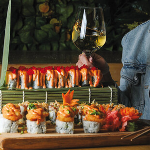 Drunk Duck: Η Καλλιθέα πίνει κοκτέιλ και τρώει σούσι