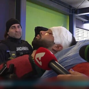 Τροχαίο στη Ρουμανία: Η στιγμή που οι δύο τραυματίες βγαίνουν από το νοσοκομείο για να επιστρέψουν στην Ελλάδα