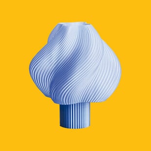 Ρούχα, αξεσουάρ και ένα ανάγλυφο φωτιστικό για το σαλόνι σας