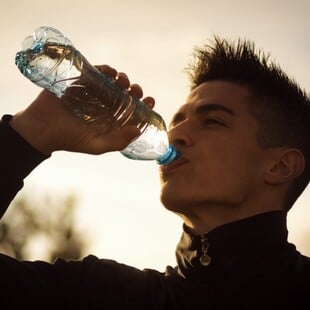 Πόσο νερό να πίνουμε κάθε μέρα, ανάλογα με την ηλικία μας