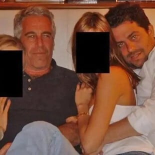 Ο σκηνοθέτης του «Melania» εμφανίζεται σε φωτογραφίες με τον Επσταϊν