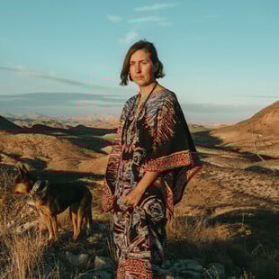 Μια καλλιτέχνης επανεφευρίσκει τον εαυτό της ζώντας στην άκρη του κόσμου