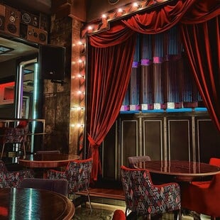 Beluga Art: Ο all-day προορισμός του Πειραιά που συνδυάζει γαστρονομία και τέχνη