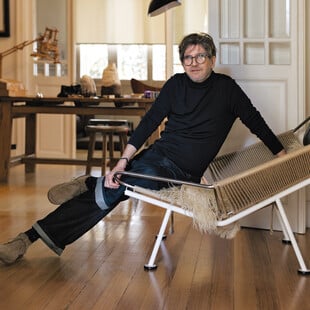 Costas Coutayar: Φωτογράφος. Γεννήθηκε στο Κερατσίνι, ζει στο Κολωνάκι.