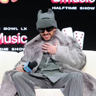 Super Bowl 2026: Οι καλλιτέχνες που θα τραγουδήσουν στη μεγάλη αθλητική βραδιά των ΗΠΑ