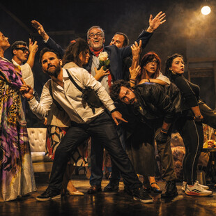 Ο Ημιυπαίθριος του Γιώργου Αλκαίου: Μια σουρεαλιστική κωμωδία για όλα τα σοβαρά της ζωής