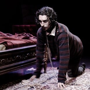 «Το ξενοδοχείο “Η νύχτα που πέφτει”»: Ένα άγνωστο έργο του Νάνου Βαλαωρίτη ανεβαίνει στον Πειραιά